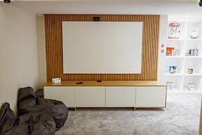 Pool Cinema Villa by Vacationy