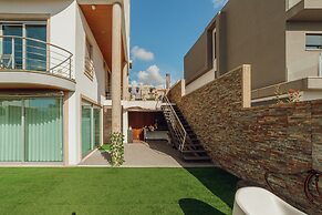 Pool Cinema Villa by Vacationy