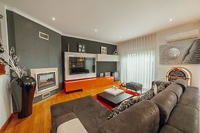 Pool Cinema Villa by Vacationy