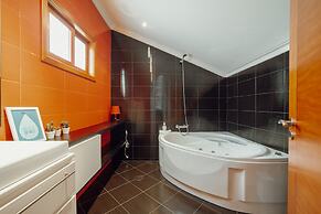 Pool Cinema Villa by Vacationy