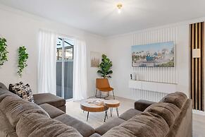 Modern 4 Bed Home Themed Rooms Prime Location