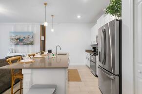 Modern 4 Bed Home Themed Rooms Prime Location