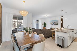 Modern 4 Bed Home Themed Rooms Prime Location