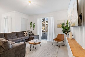 Modern 4 Bed Home Themed Rooms Prime Location