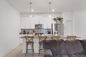 Modern 4 Bed Home Themed Rooms Prime Location