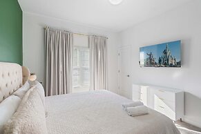 Modern 4 Bed Home Themed Rooms Prime Location