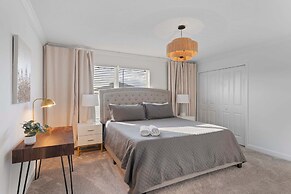 Modern 4 Bed Home Themed Rooms Prime Location