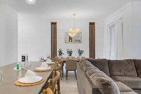 Modern 4 Bed Home Themed Rooms Prime Location