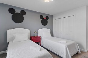 Modern 4 Bed Home Themed Rooms Prime Location