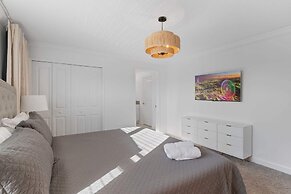 Modern 4 Bed Home Themed Rooms Prime Location