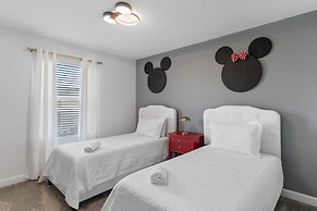 Modern 4 Bed Home Themed Rooms Prime Location