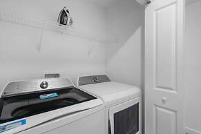 Modern 4 Bed Home Themed Rooms Prime Location