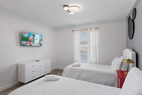 Modern 4 Bed Home Themed Rooms Prime Location