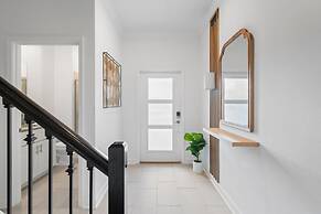 Modern 4 Bed Home Themed Rooms Prime Location