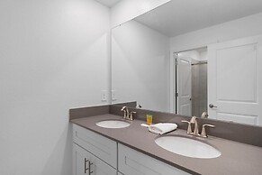 Modern 4 Bed Home Themed Rooms Prime Location