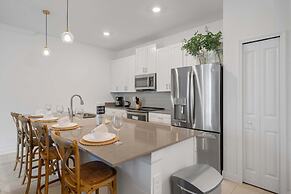 Modern 4 Bed Home Themed Rooms Prime Location