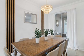 Modern 4 Bed Home Themed Rooms Prime Location