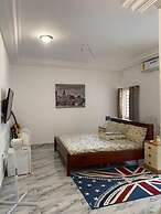 3 Bed Villa-private Garden-offstreetparking-aircon