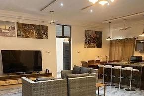 3 Bed Villa-private Garden-offstreetparking-aircon