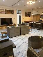 3 Bed Villa-private Garden-offstreetparking-aircon