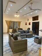 3 Bed Villa-private Garden-offstreetparking-aircon