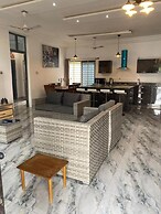 3 Bed Villa-private Garden-offstreetparking-aircon