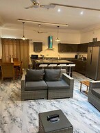 3 Bed Villa-private Garden-offstreetparking-aircon