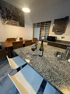 3 Bed Villa-private Garden-offstreetparking-aircon