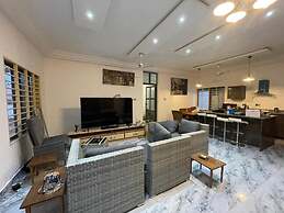 3 Bed Villa-private Garden-offstreetparking-aircon