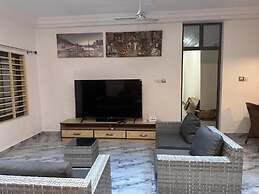 3 Bed Villa-private Garden-offstreetparking-aircon
