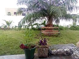 3 Bed Villa-private Garden-offstreetparking-aircon