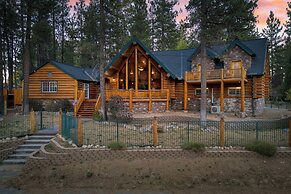 Pinetree Place by Avantstay Group Cabin w/ Hot Tub Minutes to the Lake