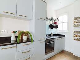 Sunny Roof Terrace Barons Court Sleeps 4-6