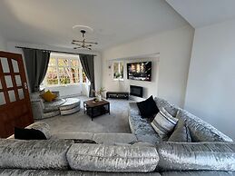 Manchester City Oasis - Spacious 5 Bedroom House