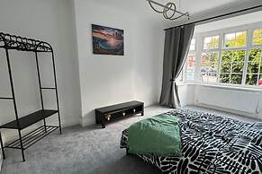 Manchester City Oasis - Spacious 5 Bedroom House
