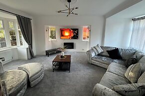 Manchester City Oasis - Spacious 5 Bedroom House
