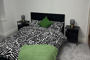 Manchester City Oasis - Spacious 5 Bedroom House