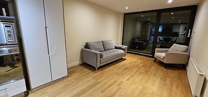 Modern & Lovely 2 Bed in London