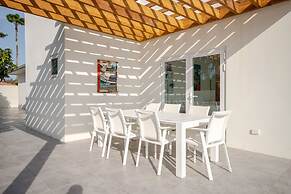 Modern Trestrapi Beach Villa 8 bed 8 Bath 2 Pools