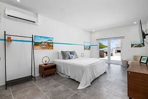 Modern Trestrapi Beach Villa 8 bed 8 Bath 2 Pools