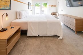 Modern Trestrapi Beach Villa 8 bed 8 Bath 2 Pools