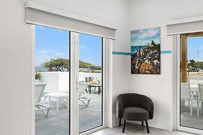 Modern Trestrapi Beach Villa 8 bed 8 Bath 2 Pools