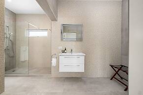 Modern Trestrapi Beach Villa 8 bed 8 Bath 2 Pools