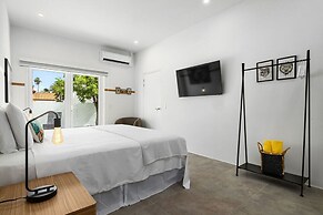 Modern Trestrapi Beach Villa 8 bed 8 Bath 2 Pools