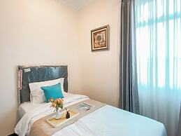 Spacious And Modern Look 3Br Bellezza Apartment