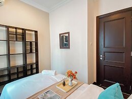 Spacious And Modern Look 3Br Bellezza Apartment