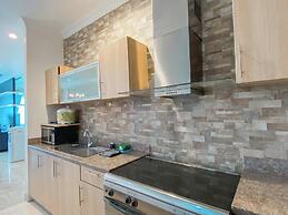 Spacious And Modern Look 3Br Bellezza Apartment