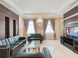 Spacious And Modern Look 3Br Bellezza Apartment