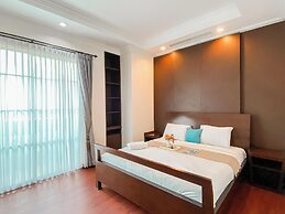 Spacious And Modern Look 3Br Bellezza Apartment