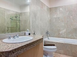 Spacious And Modern Look 3Br Bellezza Apartment